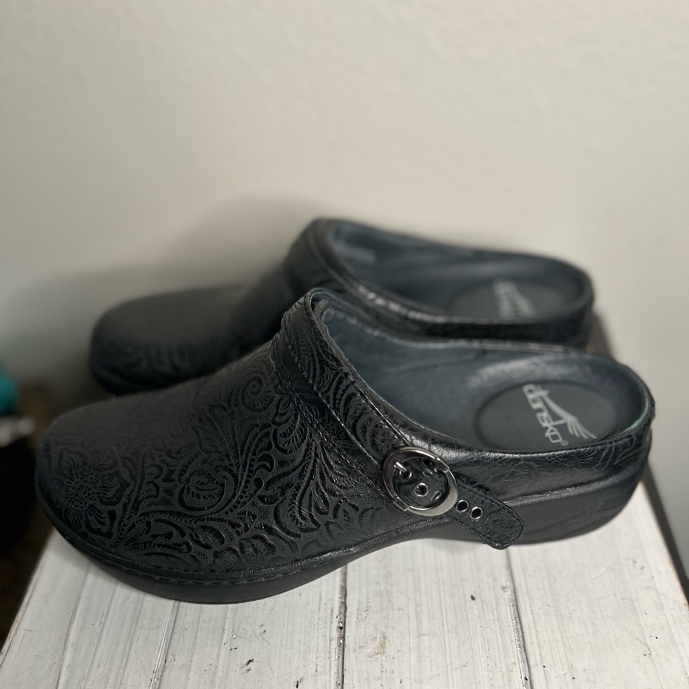 Dansko Black Embossed Leather Clogs Sz 39 EU 8.5-9 US - Picture 2 of 6